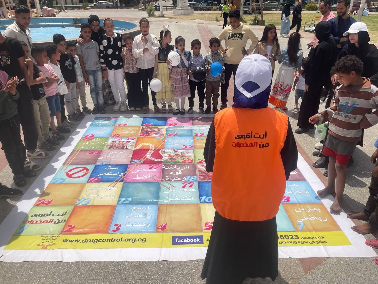 بالصور.. فرق صندوق مكافحة الإدمان داخل الحدائق العامة لتوعية الزوار بأضرار التدخين 2 بالصور.. فرق صندوق مكافحة الإدمان داخل الحدائق العامة لتوعية الزوار بأضرار التدخين