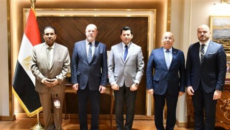 وزير الشباب يستقبل رئيس الاتحاد الدولي للكاراتيه لتعزيز التعاون الرياضي