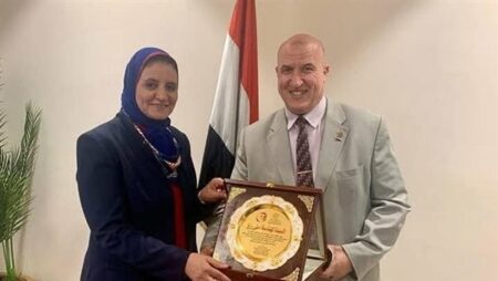 نقابة نقل الكهرباء تكرم المهندسة منى رزق