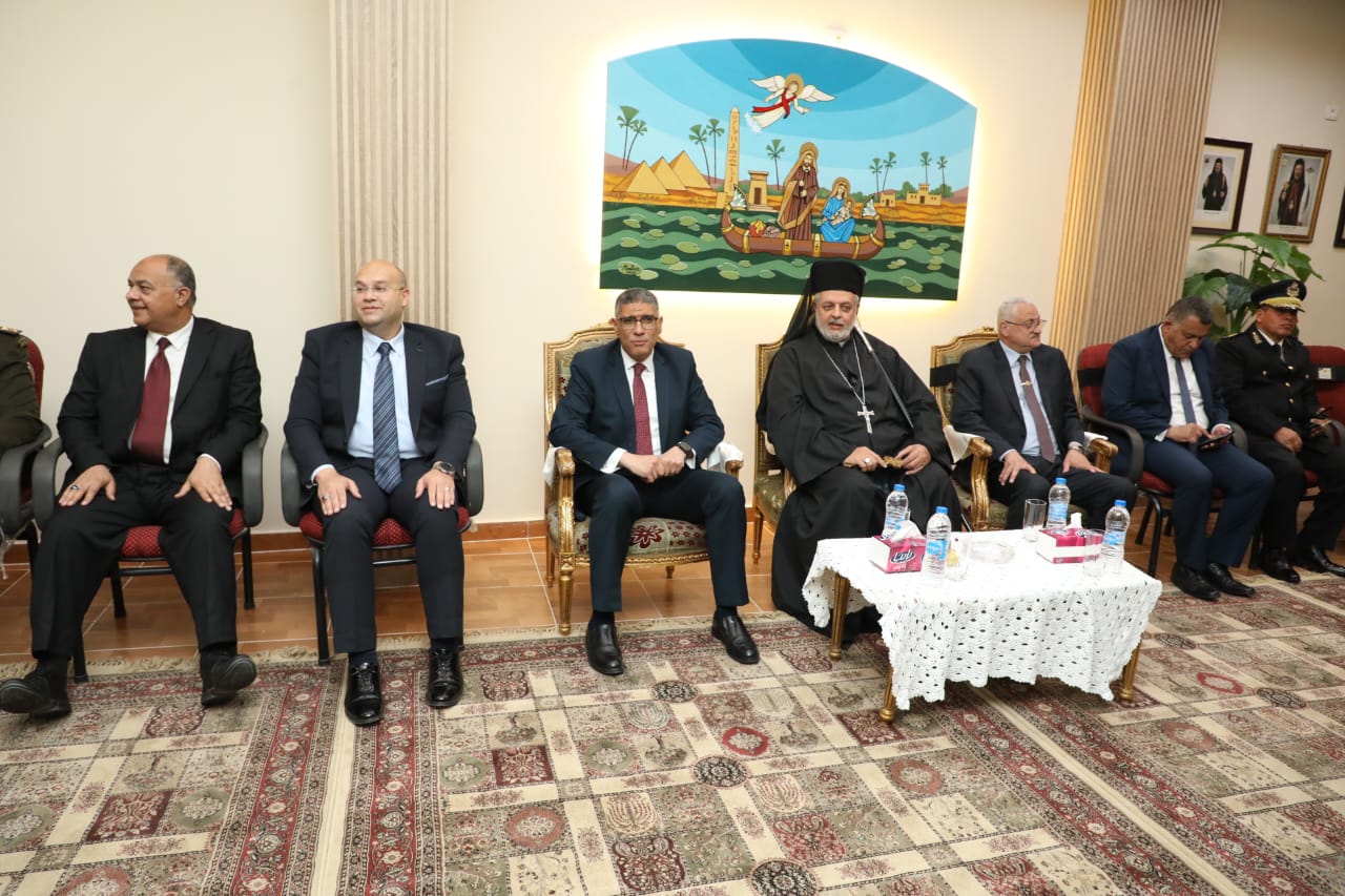 محافظ الجيزة يزور الكنيسة الكاثوليكية للتهنئة بمناسبة عيد القيامة المجيد 8 محافظ الجيزة يزور الكنيسة الكاثوليكية للتهنئة بمناسبة عيد القيامة المجيد