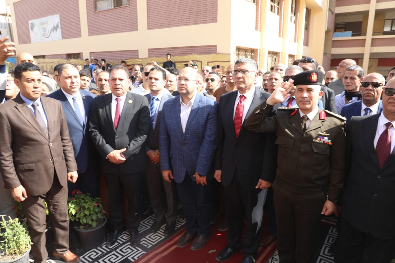 محافظ الجيزة يضع إكليلًا من الزهور على النُّصُب التذكاري لشهداء نزلة الشوبك 2 محافظ الجيزة يضع إكليلًا من الزهور على النُّصُب التذكاري لشهداء نزلة الشوبك