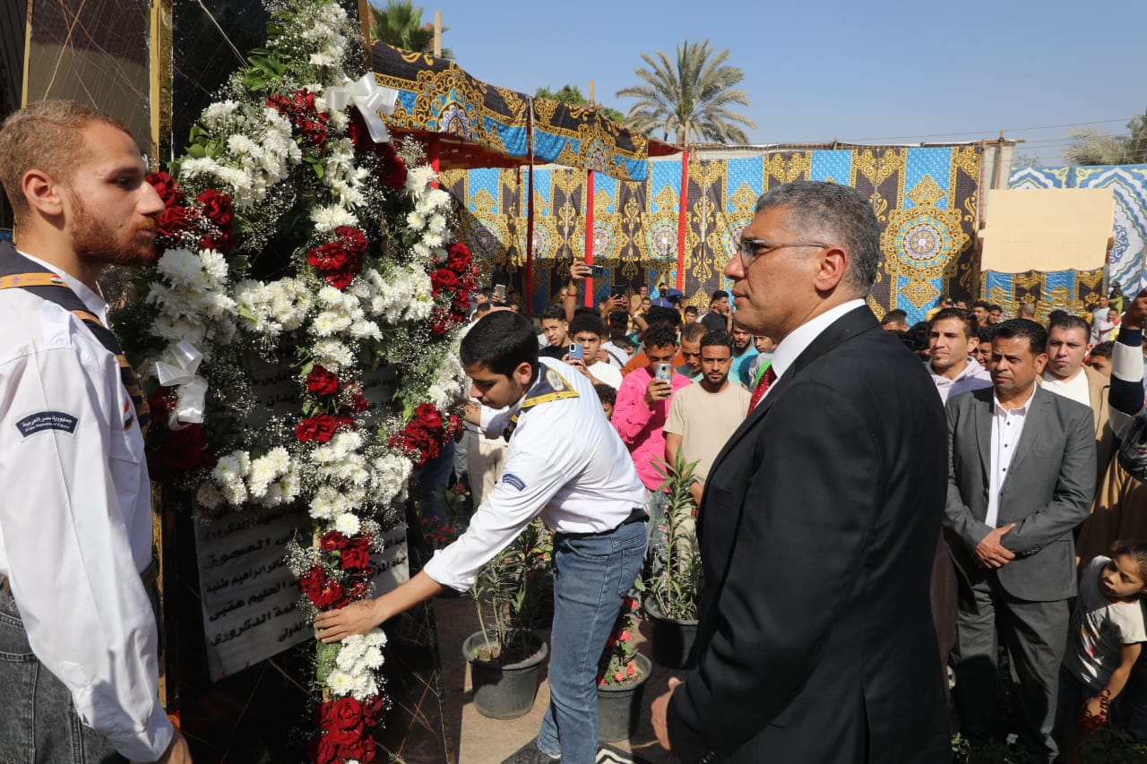 محافظ الجيزة يضع إكليلًا من الزهور على النُّصُب التذكاري لشهداء نزلة الشوبك 4 محافظ الجيزة يضع إكليلًا من الزهور على النُّصُب التذكاري لشهداء نزلة الشوبك