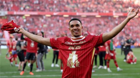 كاراجر: أرنولد يستحق استياء جماهير ليفربول.. وسيُعامل مثل سواريز