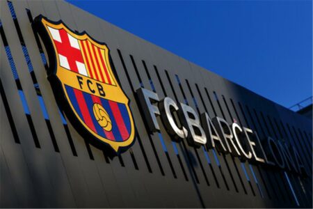 برشلونة يعلن تمديد عقد لاعبه حتى 2028