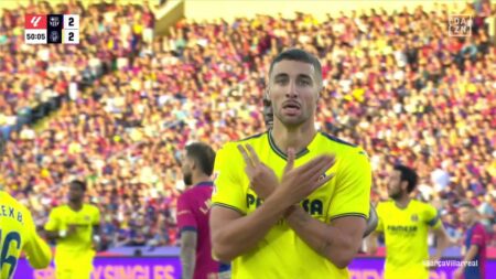 كوميسانا يسجل هدف تعادل فياريال أمام برشلونة