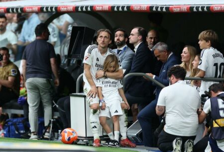 مودريتش مودعًا جماهير ريال مدريد في برنابيو: ابتسموا