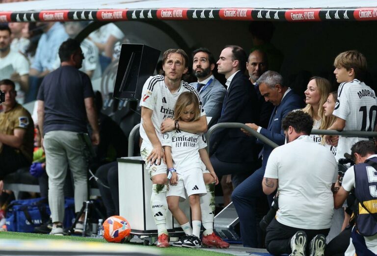 مودريتش مودعًا جماهير ريال مدريد في برنابيو: ابتسموا