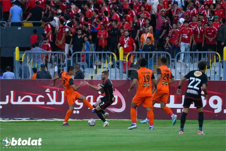 بدلاء الأهلي أمام فاركو في الدوري المصري.. الشحات يجاور أفشة ومعلول
