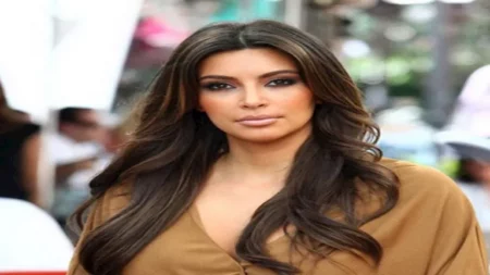 كيم كاردشيان تتحدث عن مرضها الذي يجعلها تغلف جسدها بالبلاستيك