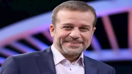 "افتكرتك كلوب يا فنان".. شريف منير يشارك متابعيه صورًا من داخل ليفربول