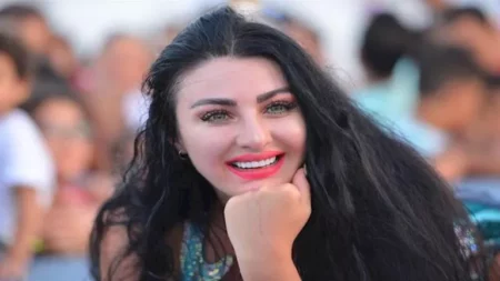 صوفينار تنفي شائعات اعتزالها وارتدائها الحجاب