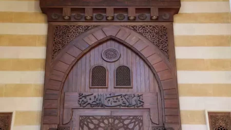هل انكشاف أسفل الظهر وجزء من العورة يبطل الصلاة؟.. الإفتاء توضح