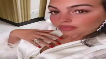 أثارت الجدل بإطلالتها الجريئة.. 10 صور لـ جورجينا في ميت جالا (فيديو)