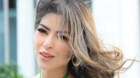 بالصور.. ميرنا جميل تخطف الأنظار بـ فستان "قصير" يناسب أجواء الربيع