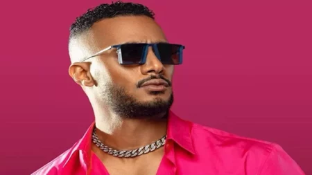 محمد رمضان ينشر فيديو من داخل الطائرة وهو يغني "طيبة تاني لأ"