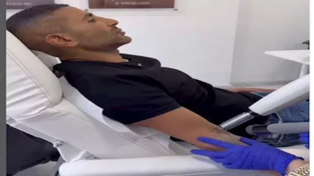 فيديو لـ أحمد سعد لحظة إزالة التاتو من ذراعه..والفنان: "أحسن القرارات"
