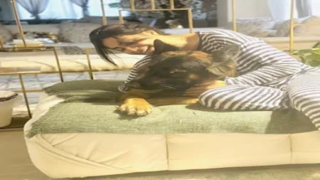 منة فضالي تنشر صورا مع كلبها..وتعلق: "الحب الحقيقي والوفاء اللي من القلب"
