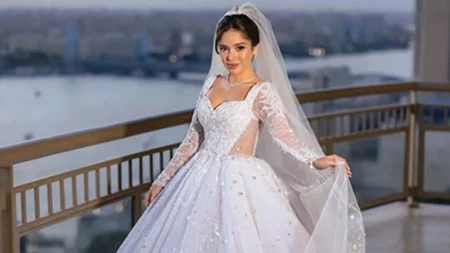 "ماما إزاي".. والدة رنا رئيس تثير الجدل بسبب جمالها