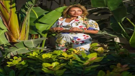 "دي أصغر مني"..جلسة تصوير لـ ليلى علوي تثير تفاعل الجمهور (صور)