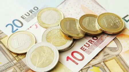 سعر اليورو أمام الجنيه اليوم الأربعاء 14-5-2025 بالبنوك