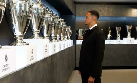 أرنولد يتغزل في ريال مدريد ويفسر سبب تغيير اسمه على القميص