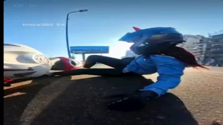 لحظة سقوط ياسمين صبري خلال قيادتها دراجة بخارية بالإسكندرية (صور وفيديو)