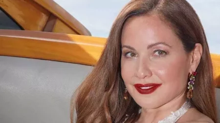 بفتحة ساق جريئة.. ريا أبي راشد تتألق بفستان أسود