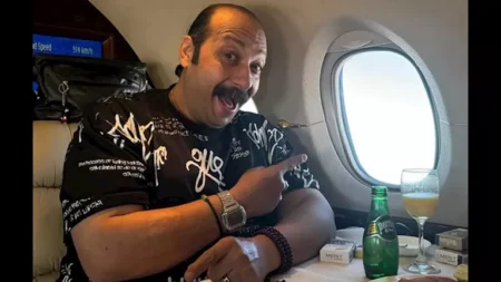محمد ثروت ينشر صورًا من داخل الطائرة ويعلق: "مراحل الضحك عندي"