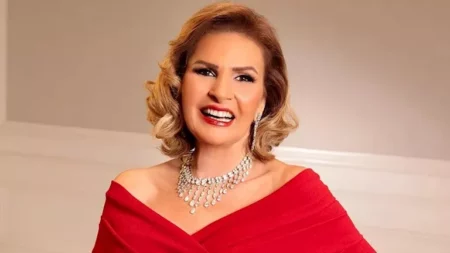 يسرا تخطف الأنظار بإطلالة ساحرة.. لماذا اختارت اللون البنفسجي؟