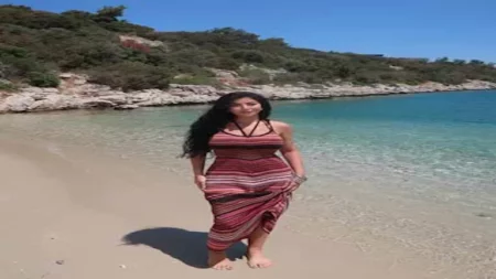 كارولين عزمي بإطلالة صيفية على البحر.. والجمهور: جمال خارق للطبيعة