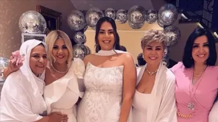 بالصور.. مفيدة شيحة تبكي في حفل زفاف ابنتها