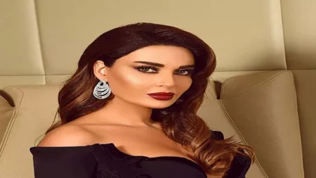 "فين البطانة".. ناقد موضة يعلق على إطلالة سيرين عبد النور الشفافة
