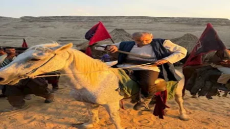 "السيف مش عارف امسكه".. محمود البزاوي ينشر صورة كوميدية من كواليس "مملكة الحرير"