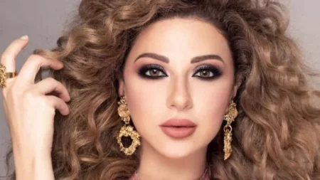 ميريام فارس بفستان جريء وشفاف.. وناقد موضة يعلق