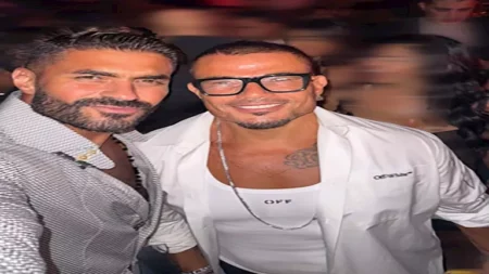 خالد سليم يشارك جمهوره صورًا تجمعه بعمرو دياب وعدد من النجوم