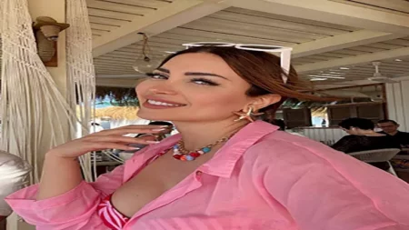 شورت جريء" ..نسرين طافش تحتفل بعيد" الأضحى أمام البحر )صور