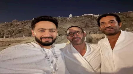 أخواتي وحبايبي.. حمادة هلال ينشر صورًا بصحبة السقا وسعد أثناء تأدية مناسك الحج