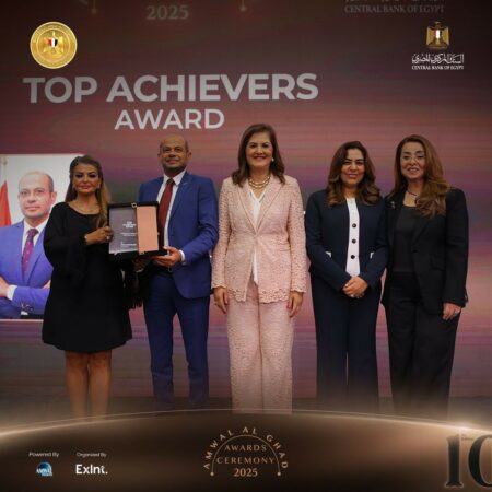 قمة مصر للأفضل تمنح رئيس البورصة المصرية جائزة الإنجاز المؤسسي لعام 2024