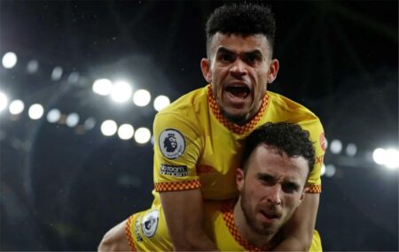 صورة | ضحك ورقص.. لويس دياز يثير غضب جماهير ليفربول بعد وفاة جوتا