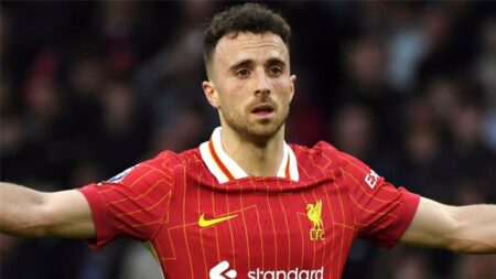 لاعب ليفربول يشارك في مراسم وداع ديوجو جوتا