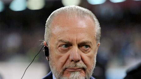 نابولي يستهدف إنقاذ لاعب مانشستر يونايتد من دكة أموريم