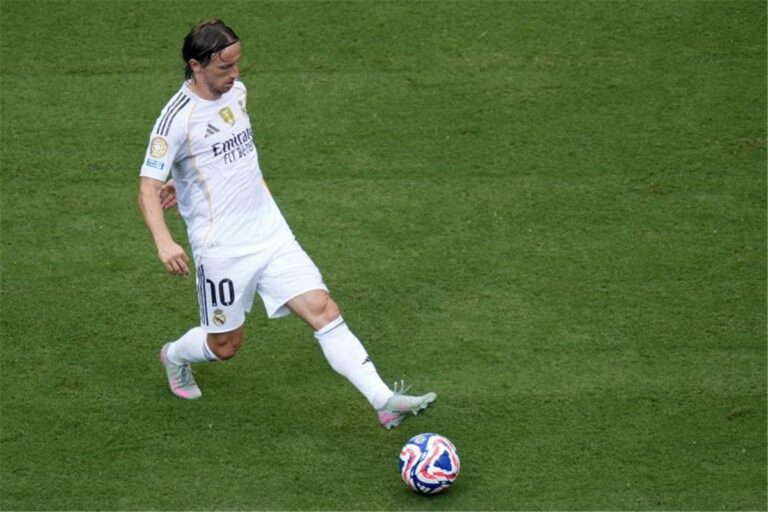 مودريتش: لم أر رئيس ريال مدريد يبكي من قبل.. ويكشف عن لحظة لا ينساها في مسيرته