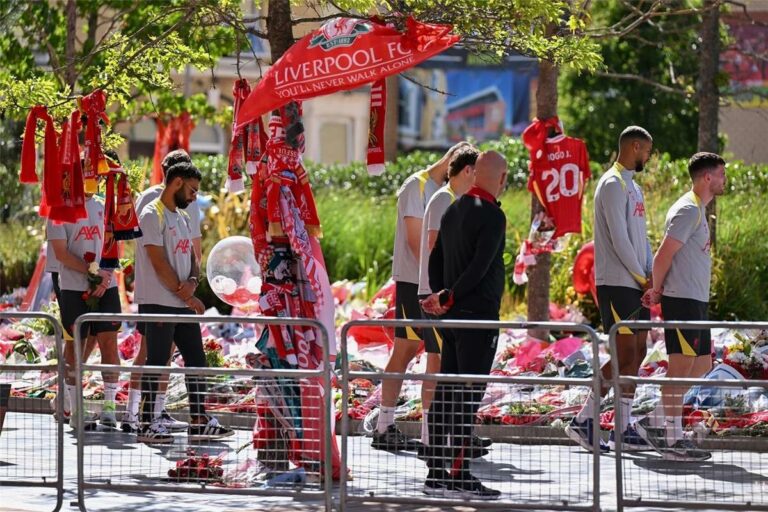 فيديو | على رأسهم محمد صلاح.. لاعبو ليفربول يشاركون في تأبين جوتا أمام الأنفيلد