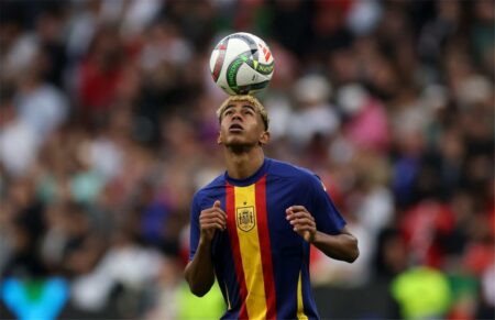 طفل مراهق.. والد لامين يامال يكسر صمته ويرد على انتقادات جمهور برشلونة طفل مراهق.. والد لامين يامال يكسر صمته ويرد على انتقادات جمهور برشلونة