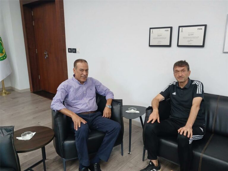 اتحاد الكرة يستقبل مندوب فيفا لمتابعة معسكر حكام الـVAR في مصر