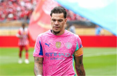 بسبب مستوى إيدرسون.. مانشستر سيتي يقترب من التعاقد مع حارس مرمى جديد