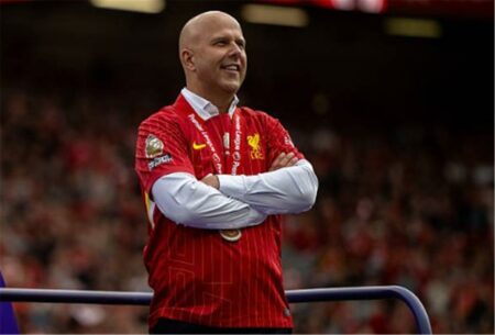 أسطورة ليفربول: أنتظر موسم سلوت الثاني بعد الصفقات الجديدة