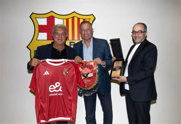 الخطيب يجتمع مع رئيس برشلونة بشأن استاد الأهلي الجديد