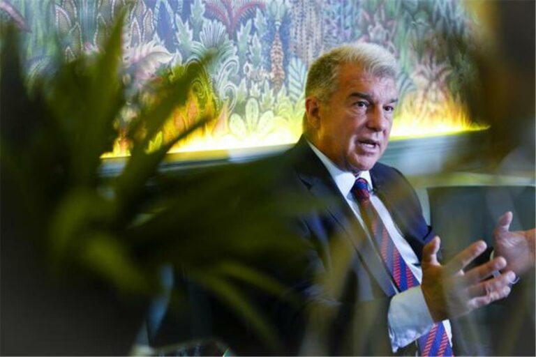 لابورتا يضع الكرة في ملعب ميسي ويختار أفضل لاعب في العالم