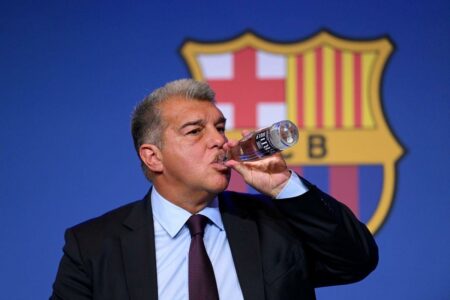 ضربة لـ لابورتا.. عضو بارز في برشلونة يقترب من الانتقال إلى النصر السعودي